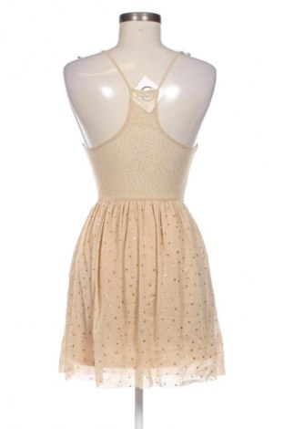 Рокля Kimchi Blue, Размер XS, Цвят Бежов, Цена 161,02 лв.