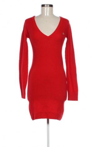 Рокля Lacoste, Размер S, Цвят Червен, Цена 80,99 лв.