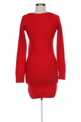 Рокля Lacoste, Размер S, Цвят Червен, Цена 80,99 лв.