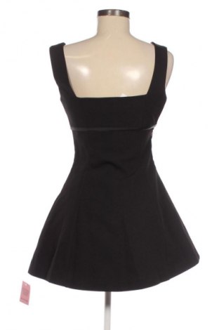 Рокля Pretty Little Thing, Размер XS, Цвят Черен, Цена 46,00 лв.