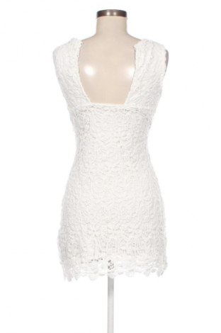 Рокля Pull&Bear, Размер M, Цвят Бял, Цена 29,00 лв.