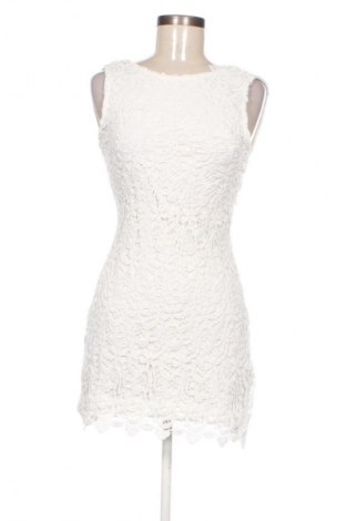 Рокля Pull&Bear, Размер M, Цвят Бял, Цена 29,00 лв.