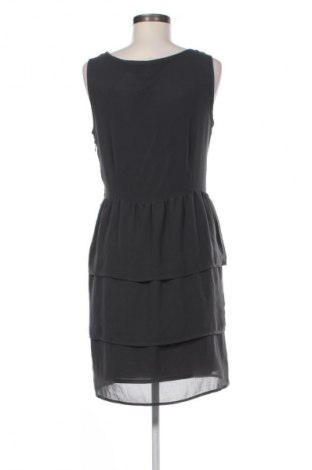 Рокля Soaked In Luxury, Размер M, Цвят Сив, Цена 96,14 лв.