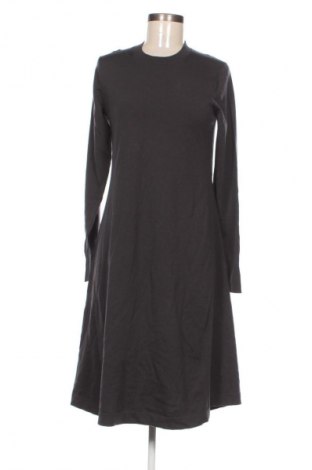 Рокля Uniqlo, Размер S, Цвят Сив, Цена 98,00 лв.