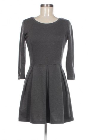 Рокля Yfl Reserved, Размер M, Цвят Сив, Цена 29,00 лв.