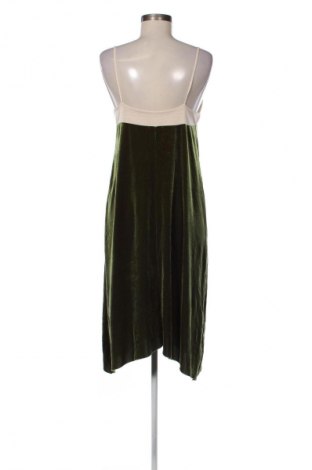 Рокля Zara, Размер M, Цвят Зелен, Цена 27,37 лв.