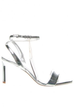 Sandály Stradivarius, Velikost 38, Barva Stříbrná, Cena  784,00 Kč