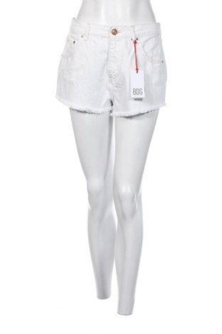 Дамски къс панталон BDG, Размер M, Цвят Бял, Цена 14,40 лв.