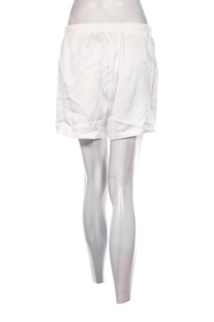 Дамски къс панталон NA-KD, Размер M, Цвят Бял, Цена 13,68 лв.