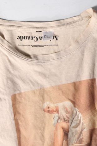 Γυναικείο t-shirt Ariana Grande, Μέγεθος M, Χρώμα  Μπέζ, Τιμή 10,83 €