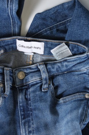 Дамски дънки Calvin Klein Jeans, Размер XS, Цвят Син, Цена 106,22 лв.