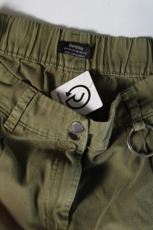 Damenhose Bershka, Größe M, Farbe Grün, Preis € 15,00