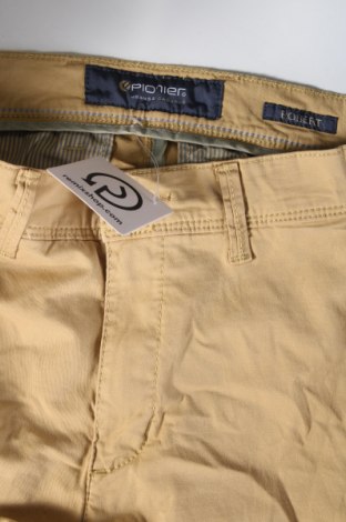 Herrenhose Pioneer, Größe M, Farbe Gelb, Preis € 17,49