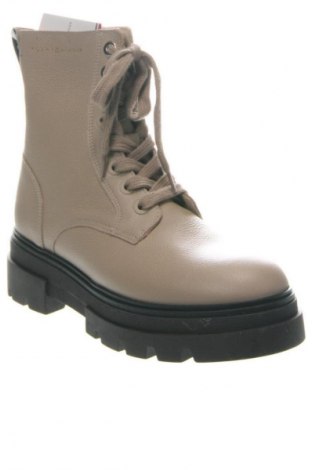 Дамски боти Tommy Hilfiger, Размер 39, Цвят Кафяв, Цена 319,99 лв.