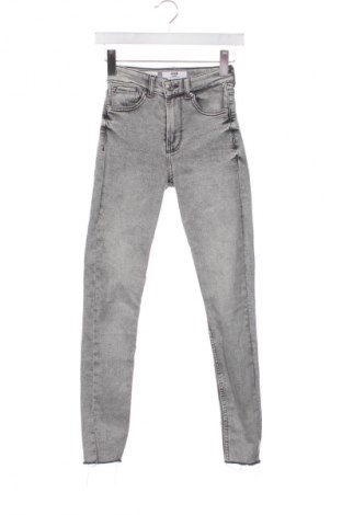 Női farmernadrág Bershka, Méret XXS, Szín Szürke, Ár 5 776 Ft