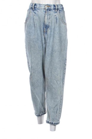 Дамски дънки Bershka, Размер L, Цвят Син, Цена 29,00 лв.