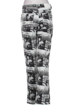 Дамски дънки Bershka, Размер S, Цвят Многоцветен, Цена 31,35 лв.