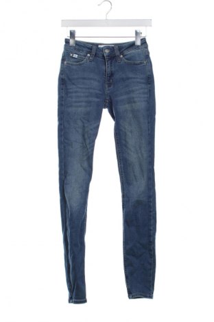 Damskie jeansy Calvin Klein Jeans, Rozmiar S, Kolor Niebieski, Cena 183,99 zł