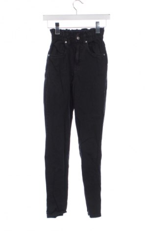 Damskie jeansy Pull&Bear, Rozmiar XXS, Kolor Czarny, Cena 66,67 zł