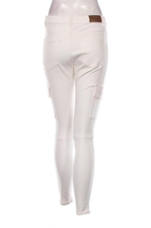 Γυναικείο Τζίν Stradivarius, Μέγεθος S, Χρώμα Λευκό, Τιμή 14,83 €