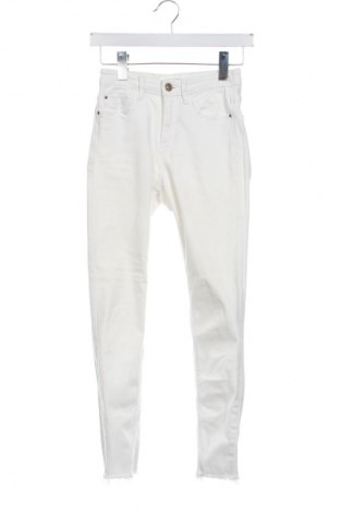 Γυναικείο Τζίν Stradivarius, Μέγεθος XS, Χρώμα Λευκό, Τιμή 9,99 €