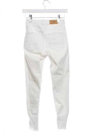 Γυναικείο Τζίν Stradivarius, Μέγεθος XS, Χρώμα Λευκό, Τιμή 9,99 €