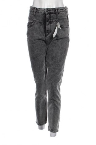 Дамски дънки Stradivarius, Размер S, Цвят Сив, Цена 45,98 лв.