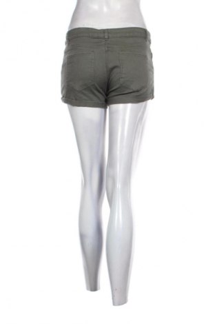 Γυναικείο κοντό παντελόνι H&M, Μέγεθος S, Χρώμα Πράσινο, Τιμή 9,72 €