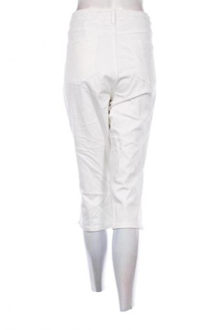 Дамски къс панталон S.Oliver, Размер 3XL, Цвят Бял, Цена 27,99 лв.