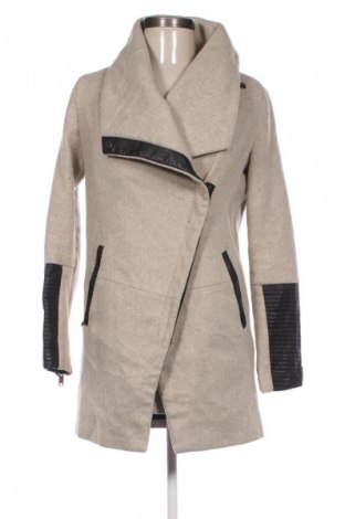 Дамско палто Bershka, Размер XS, Цвят Бежов, Цена 60,99 лв.
