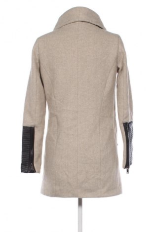 Дамско палто Bershka, Размер XS, Цвят Бежов, Цена 60,99 лв.