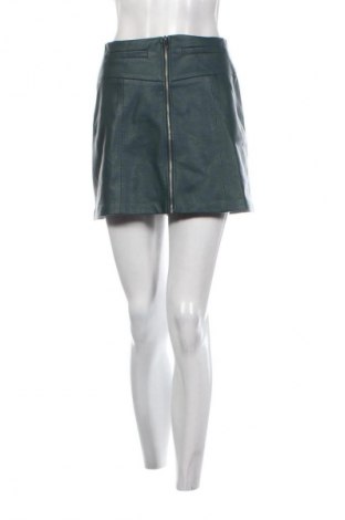 Кожена пола Bershka, Размер S, Цвят Зелен, Цена 13,99 лв.