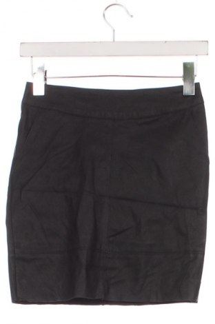 Пола ONLY, Размер XS, Цвят Черен, Цена 9,99 лв.