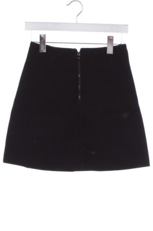 Пола Reserved, Размер S, Цвят Черен, Цена 19,00 лв.