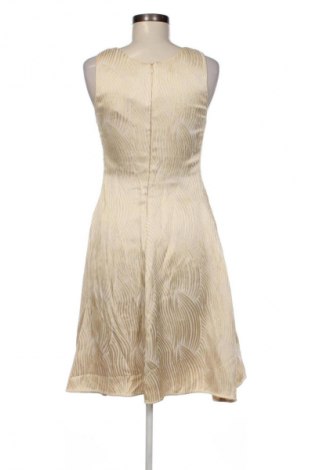 Рокля Emporio Armani, Размер M, Цвят Екрю, Цена 167,99 лв.