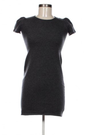 Рокля Piu & Piu, Размер M, Цвят Сив, Цена 57,99 лв.