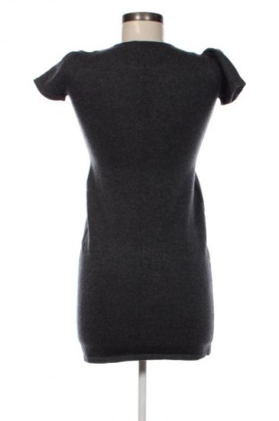 Рокля Piu & Piu, Размер M, Цвят Сив, Цена 57,99 лв.