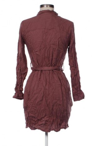 Рокля Sinsay, Размер S, Цвят Пепел от рози, Цена 77,14 лв.