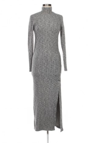 Рокля Stradivarius, Размер M, Цвят Многоцветен, Цена 39,14 лв.