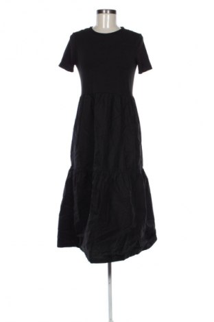 Рокля Stradivarius, Размер S, Цвят Черен, Цена 39,51 лв.