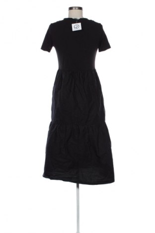 Рокля Stradivarius, Размер S, Цвят Черен, Цена 39,51 лв.