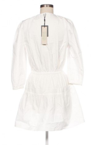Рокля Tommy Hilfiger, Размер M, Цвят Бял, Цена 192,99 лв.