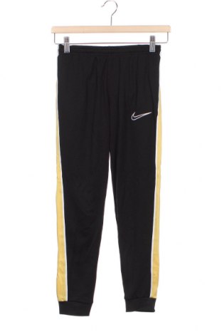 Детско спортно долнище Nike, Размер 8-9y/ 134-140 см, Цвят Черен, Полиестер, Цена 67,15 лв.