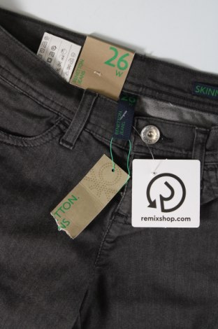 Damskie jeansy United Colors Of Benetton, Rozmiar S, Kolor Szary, Cena 55,99 zł