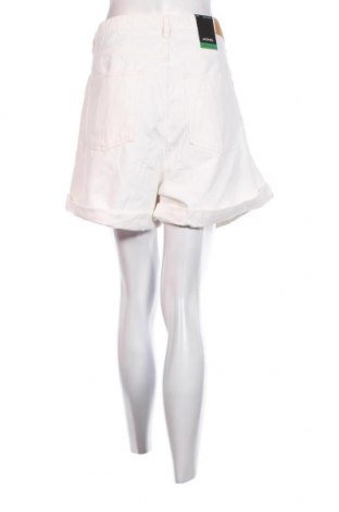 Γυναικείο κοντό παντελόνι Monki, Μέγεθος XL, Χρώμα Λευκό, Τιμή 14,43 €