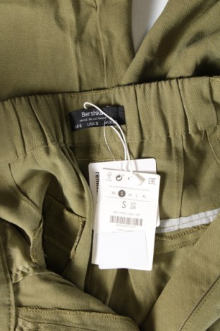 Дамски панталон Bershka, Размер S, Цвят Зелен, Цена 14,26 лв.
