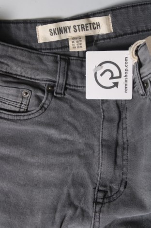 Męskie jeansy New Look, Rozmiar S, Kolor Szary, Cena 122,61 zł
