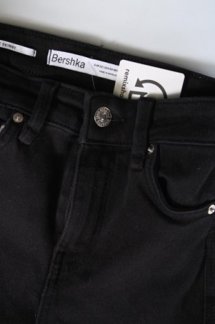 Дамски дънки Bershka, Размер XXS, Цвят Черен, Цена 29,33 лв.