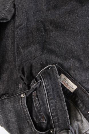 Дамски дънки Levi's, Размер M, Цвят Черен, Цена 37,99 лв.