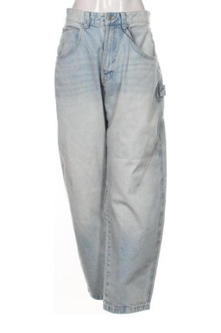 Blugi de femei Bershka, Mărime L, Culoare Albastru, Preț 121,00 Lei